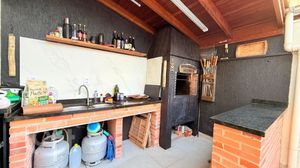 Image 6 - 884517
