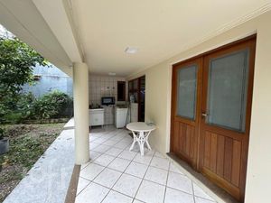 Image 19 - 884520