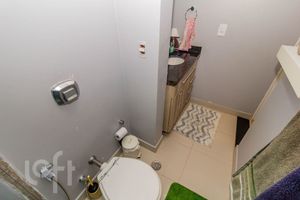 Image 32 - 884521