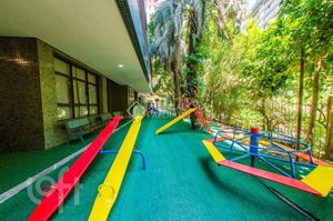 Image 9 - 884547