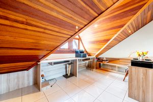 Image 34 - 884552