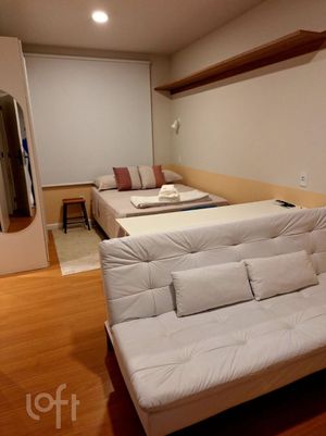 Image 12 - 884553