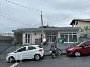 Image 33 - 884558