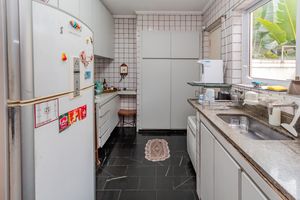 Image 31 - 884560
