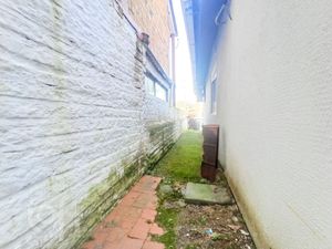 Image 9 - 884570