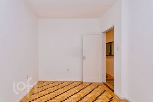 Image 11 - 884580