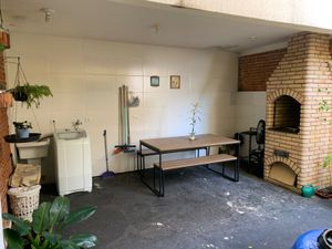 Image 10 - 884582