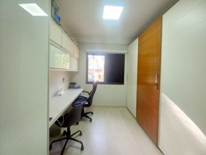 Image 10 - 884595