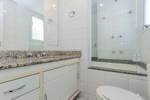 Image 18 - 884614