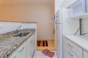 Image 19 - 884614