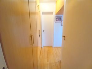 Image 17 - 884621