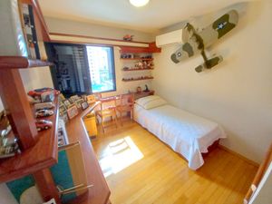 Image 11 - 884621