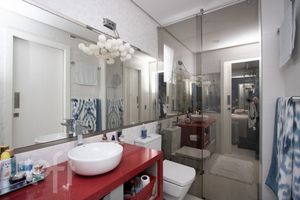 Image 12 - 884623