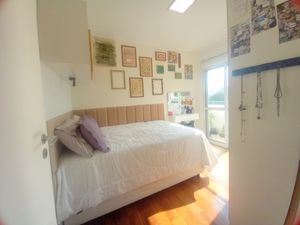 Image 11 - 884626