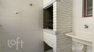 Image 21 - 884674