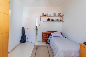 Image 17 - 884686