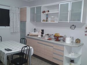 Image 8 - 884686