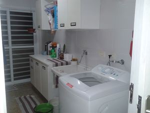 Image 10 - 884686