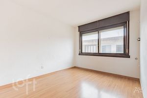Image 6 - 884698