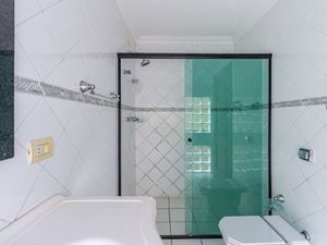 Image 8 - 884702