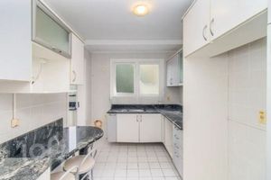 Image 9 - 884731