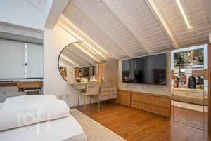 Image 18 - 884734