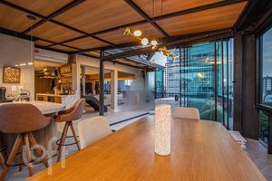 Image 12 - 884734