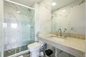 Image 9 - 884737