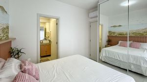 Image 19 - 884762