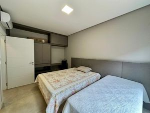 Image 19 - 884764