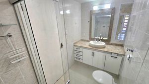 Image 8 - 884773