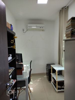 Image 25 - 884788