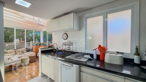 Image 7 - 884799