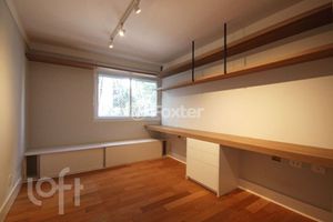 Image 9 - 884802