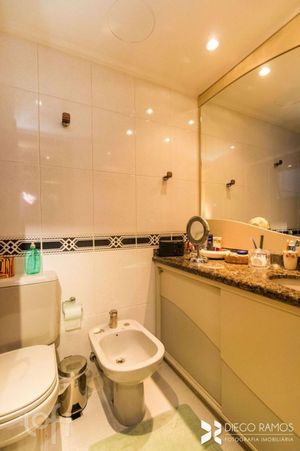 Image 19 - 884805