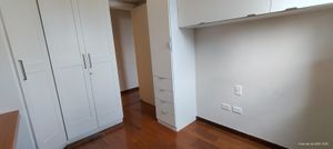 Image 21 - 884812