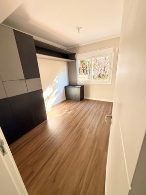 Image 8 - 884823