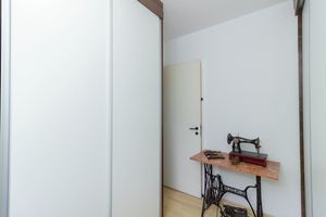 Image 10 - 884861