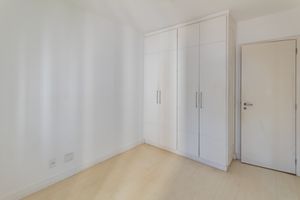 Image 18 - 884876