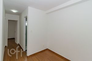 Image 1 - 884916