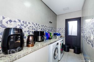 Image 19 - 884918