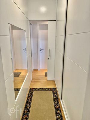 Image 18 - 884930