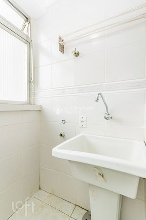 Image 15 - 884938