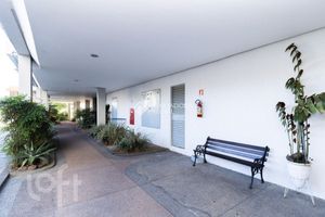 Image 21 - 884938