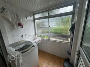 Image 17 - 884940