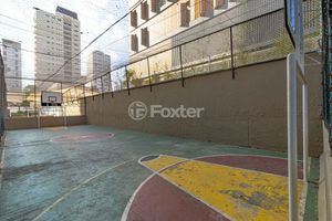 Image 7 - 884942