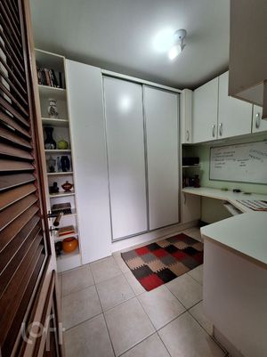 Image 11 - 884944