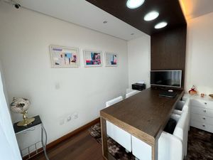 Image 10 - 884945