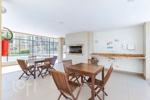 Image 18 - 884947