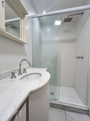 Image 7 - 884947